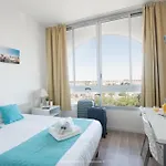 Aparthotel Avec Piscine Face Au Port 200m 3*