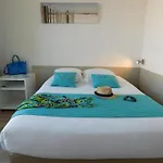 Apartmanhotel Avec Piscine Face Au Port 200m