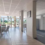 Apartmanhotel Avec Piscine Face Au Port 200m