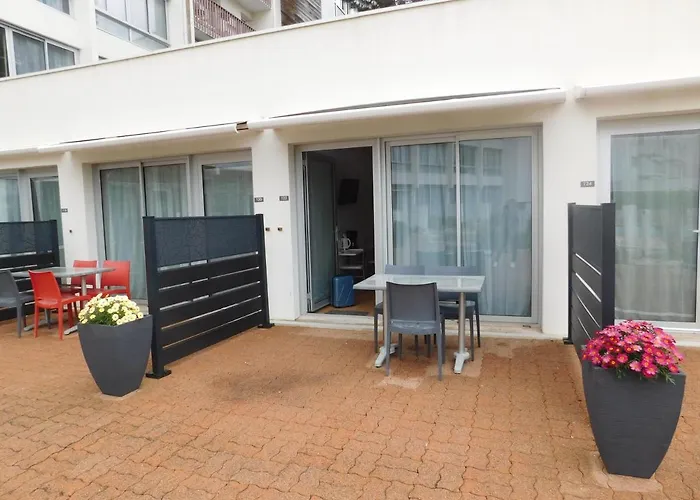 Residence Avec Piscine Face Au Port 200M Plage Apart Otel