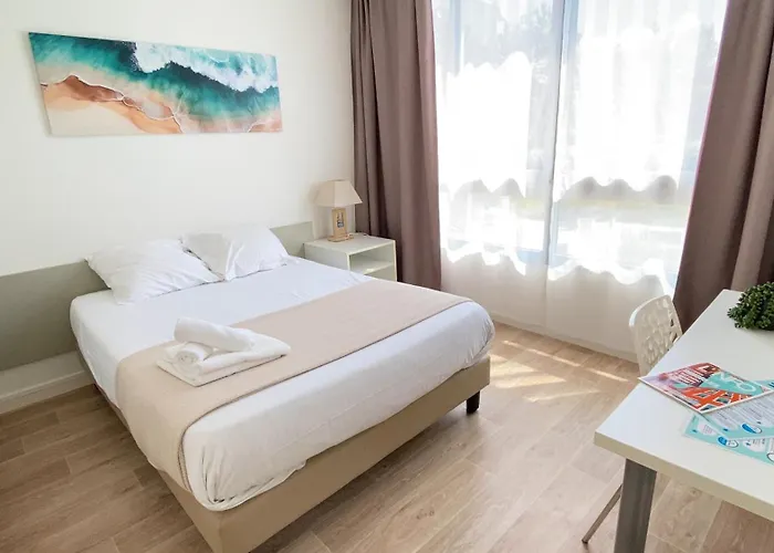 Apart Otel Residence Avec Piscine Face Au Port 200M Plage 3*