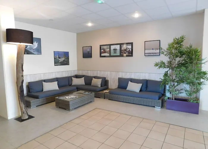 Apart Otel Residence Avec Piscine Face Au Port 200M Plage 3*