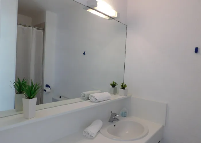 Residence Avec Piscine Face Au Port 200M Plage 3*