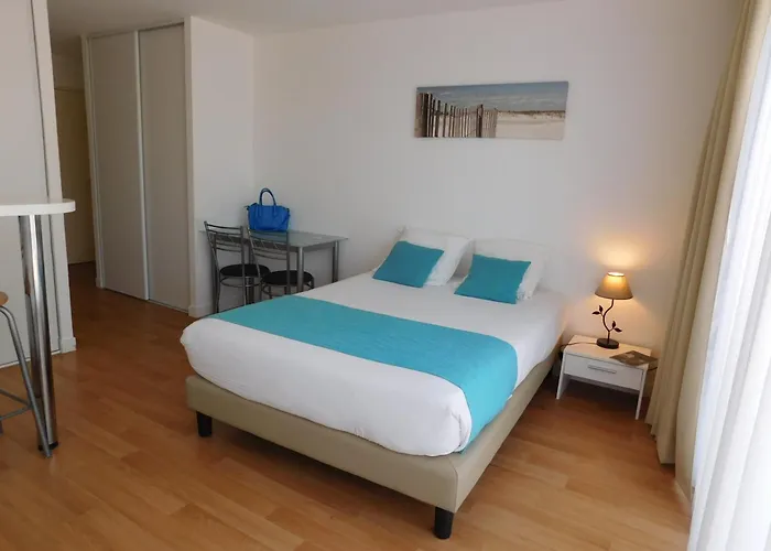 Apart Otel Residence Avec Piscine Face Au Port 200M Plage 3*